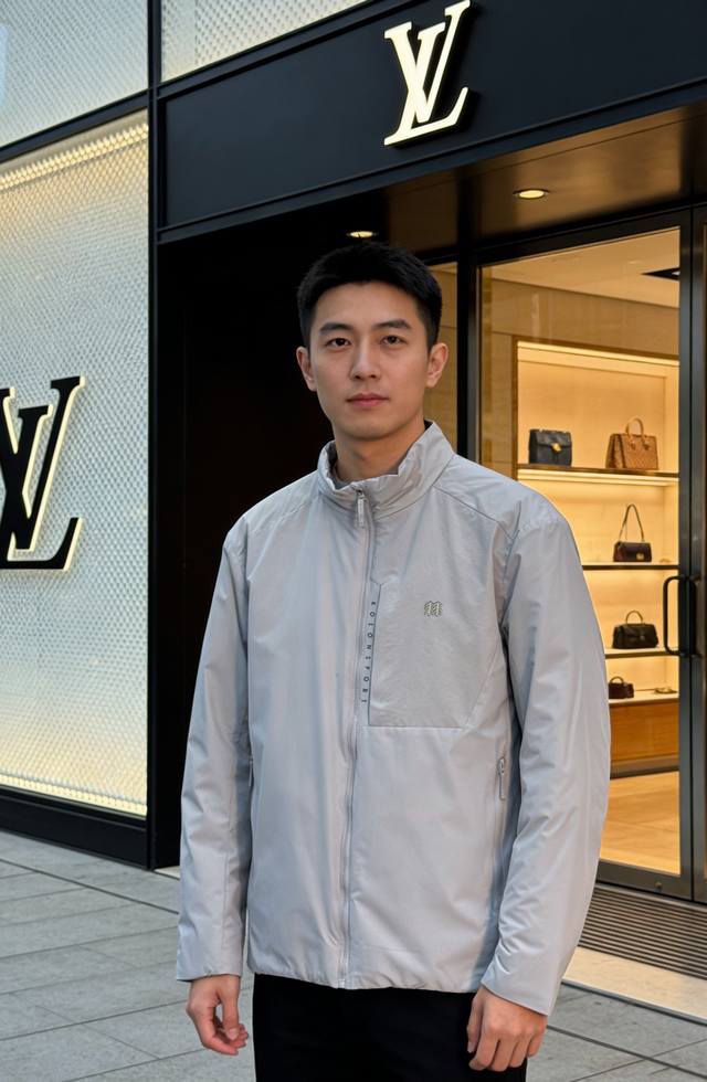 Kolon Sport可隆可隆男士连帽冲锋棉服，防风防水面料，滴水即失，轻松应对风霜雨雪天气！内里柔软耐磨，抗刮耐造，兼具技术性能和都市风格。胸前双树标识+后背