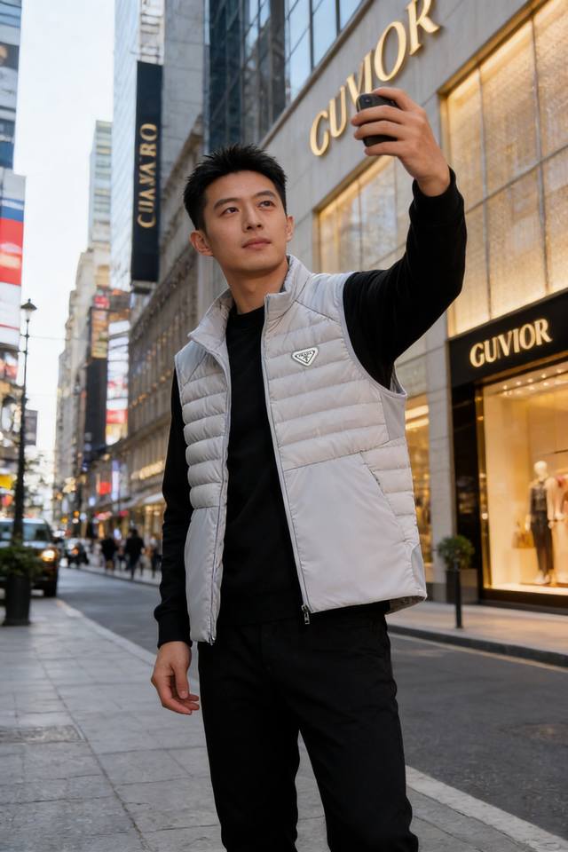 prada新品羽绒马甲普拉达25S羽绒马甲立领设计简约利落！剪裁修身不臃肿.采用经典绗缝设计，填充高品质羽绒，轻盈又保暖。外层防撕裂尼龙，耐用抗撕裂，日常通勤或