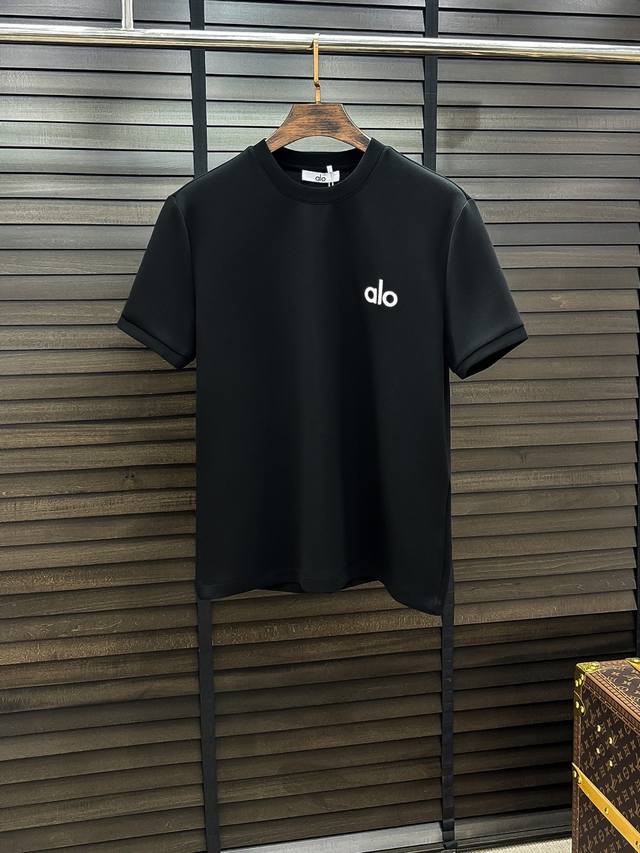 Alo# 25秋冬 德绒微加绒打底衫 看似基础的男T，实则不然，有点卫衣加短袖的结合，可以单穿也可以里面再打个底，一件穿四季是没问题的，货是真的真的好！原厂出来