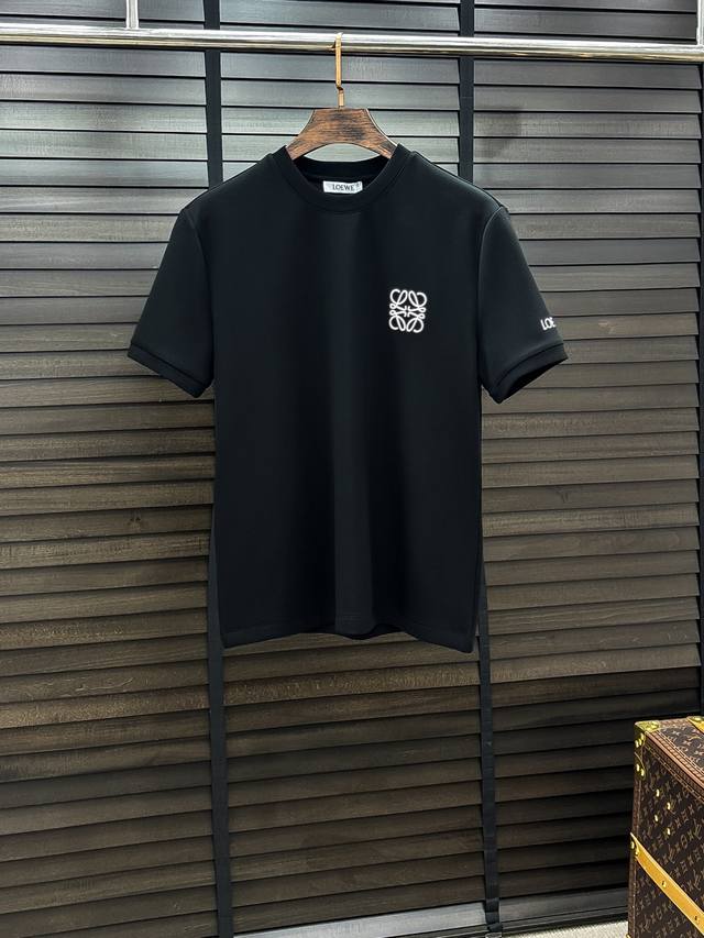 Loewe 罗意威# 25秋冬 德绒微加绒打底衫 看似基础的男T，实则不然，有点卫衣加短袖的结合，可以单穿也可以里面再打个底，一件穿四季是没问题的，货是真的真的