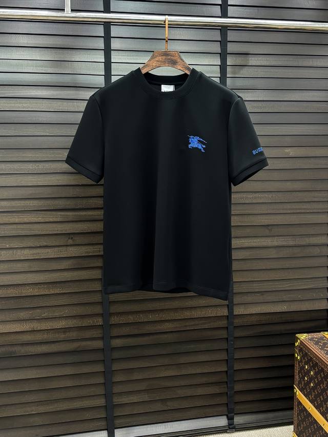 Burberry 巴宝莉# 25秋冬 德绒微加绒打底衫 看似基础的男T，实则不然，有点卫衣加短袖的结合，可以单穿也可以里面再打个底，一件穿四季是没问题的，货是真