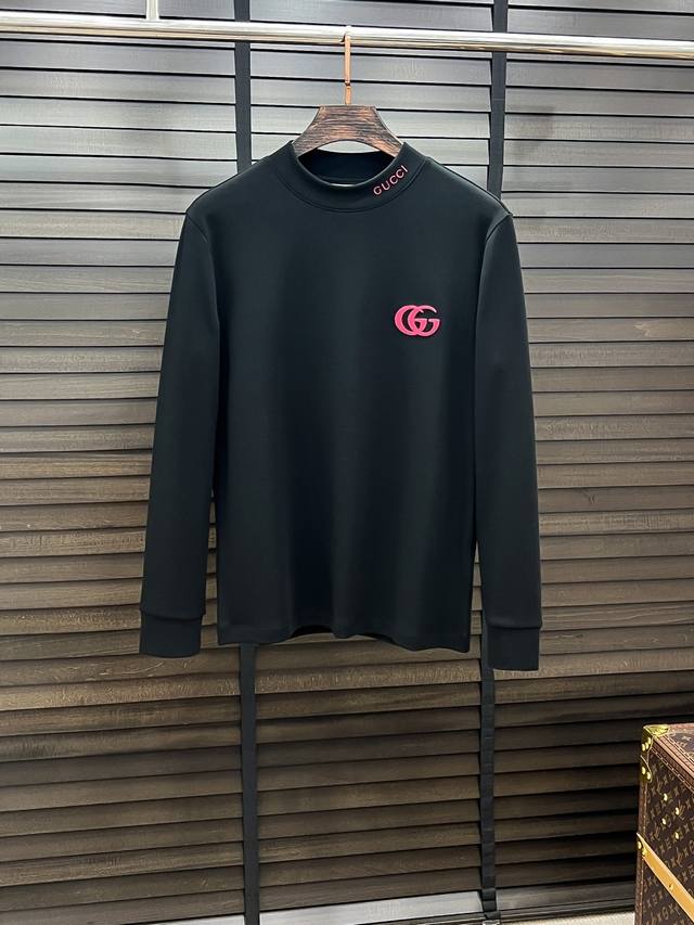 Gucci-古驰# 25秋冬 德绒微加绒半高领打底衫 看似基础的男T，实则不然，有点卫衣加短袖的结合，可以单穿也可以里面再打个底，一件穿四季是没问题的，货是真的