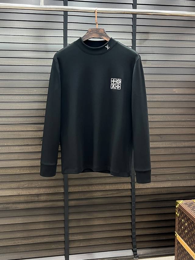 Louis Vuitton-驴家# 25秋冬 德绒微加绒半高领打底衫 看似基础的男T，实则不然，有点卫衣加短袖的结合，可以单穿也可以里面再打个底，一件穿四季是没