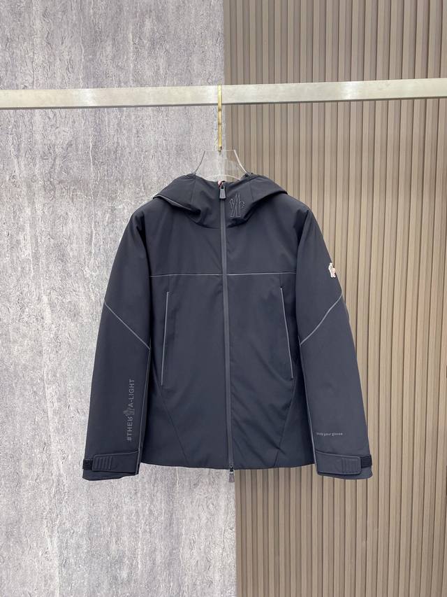 Moncler 羽绒服2025最新款时尚设计师款羽绒外套.处处细节显工艺足够的高级 结构性剪裁的设计改变来展现男士多样的形象变化，修身利落、剪裁合体，满足时下正