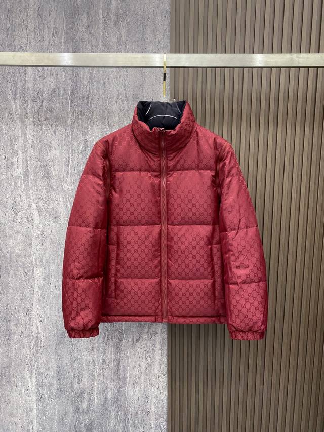 爆款羽绒服 双面穿袖子可拆卸 Gucci 古奇 2025新款羽绒服秀场新品，袖子可拆卸，一衣四穿。品相非常完美，专柜高科技防水面料，内里95白鸭绒填充，舒适保暖