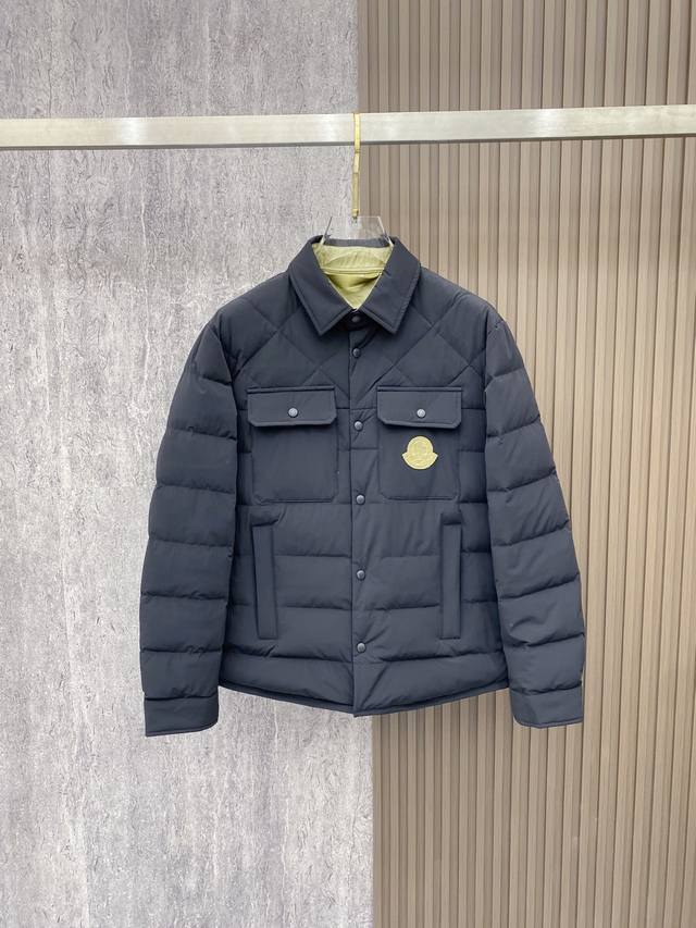 Moncler 蒙口2025冬季新款时尚简约品牌字母绣标多口袋翻领羽绒服外套 海外贸易公司品控，精品稀出，限量发售。 这款翻领羽绒服外套，简约干净的设计，上身时