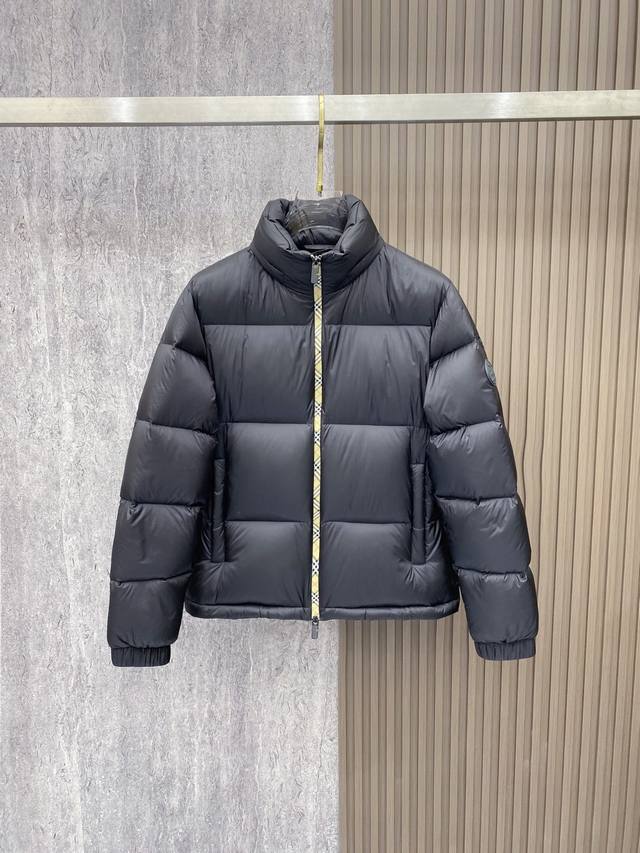 Bbr巴宝莉25Fw秋冬新款羽绒服 格子无痕压胶 高端大气 选用进口面料防风防水 内里填充新国标95白鸭绒 充绒量十足 定制五金 简约时尚 适配商务、休闲等多种