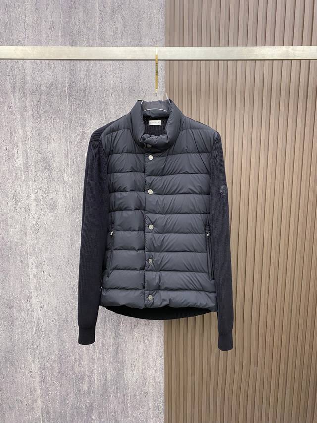 Moncler 蒙口 2025年秋冬新款羽绒服，针织拼接羽绒服采用新国标95白鸭绒，秋冬新品内搭神器！在国内羽绒黑色都是走基础风格，可以单穿还可以搭配叠穿，会更