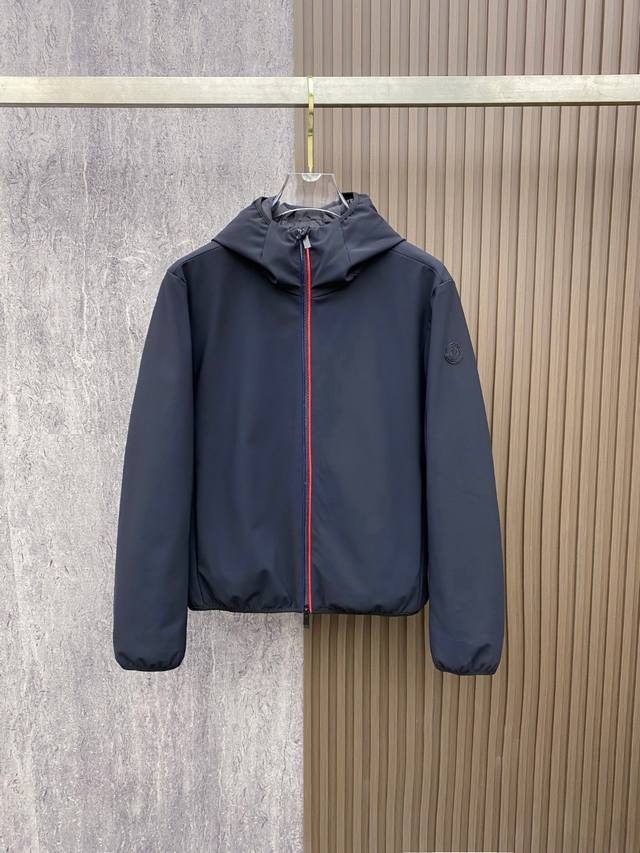 特级羽绒Moncler Batisse男士连帽短款羽绒夹克外套.原版购入开发,鹅绒填充.条码款号齐全,对应官网一致.吊牌内置Nfc电子感应防伪.支持多重防伪验证