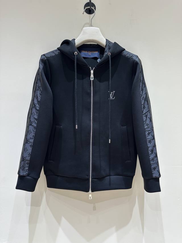 Lv驴家 2025秋冬新款休闲套装！专柜同步。细节精致高级，品牌Logo压胶高级感满满。定织面料更显年轻活力，定制高端面料，上身挺括有型，舒适不紧绷。定制金属L