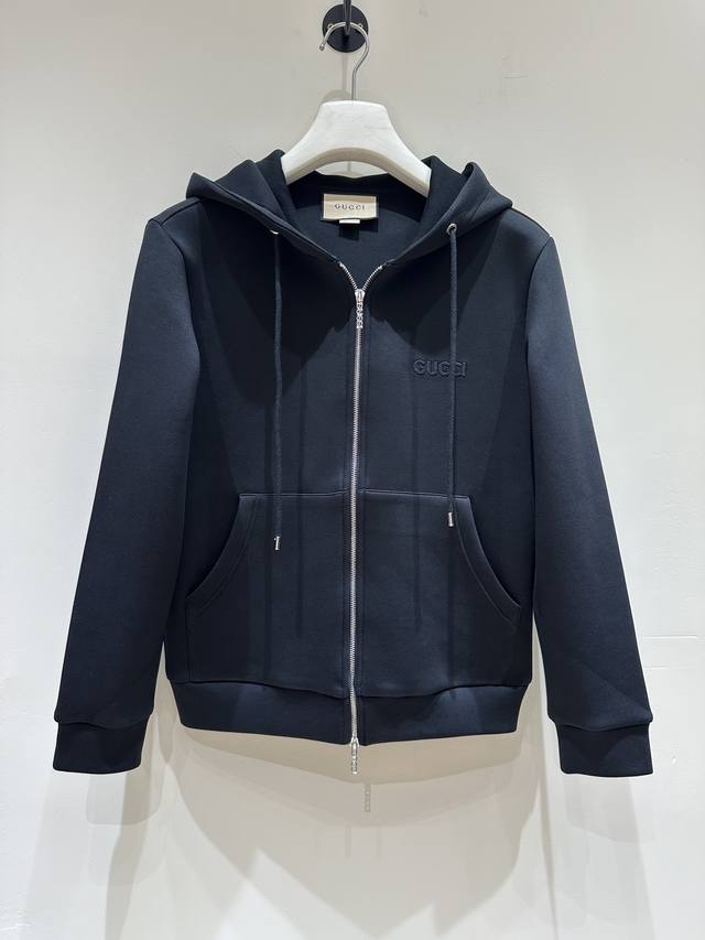 Gucc G家 2025秋冬新款休闲套装！专柜同步。细节精致高级，品牌Logo压胶高级感满满。定织面料更显年轻活力，定制高端面料，上身挺括有型，舒适不紧绷。定制