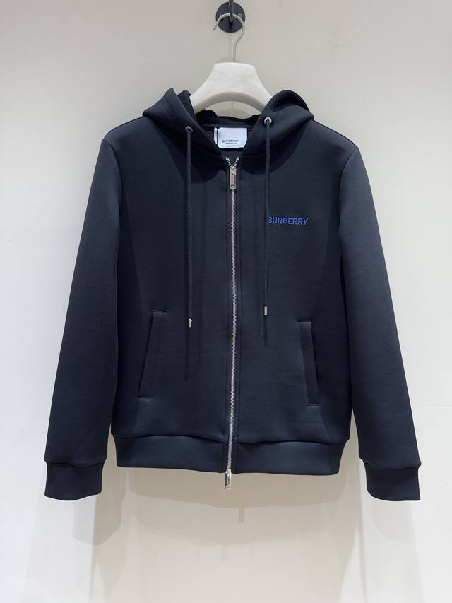 Bbr B家 2025秋冬新款休闲套装！专柜同步。细节精致高级，品牌Logo压胶高级感满满。定织面料更显年轻活力，定制高端面料，上身挺括有型，舒适不紧绷。定制金