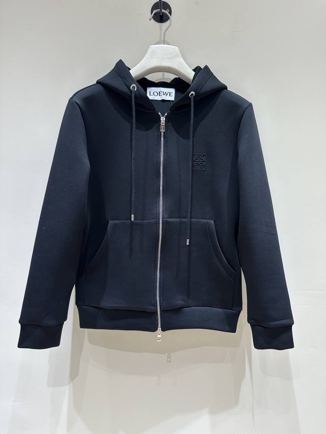 Loewe罗意威 2025秋冬新款休闲套装！专柜同步。细节精致高级，品牌Logo压胶高级感满满。定织面料更显年轻活力，定制高端面料，上身挺括有型，舒适不紧绷。定