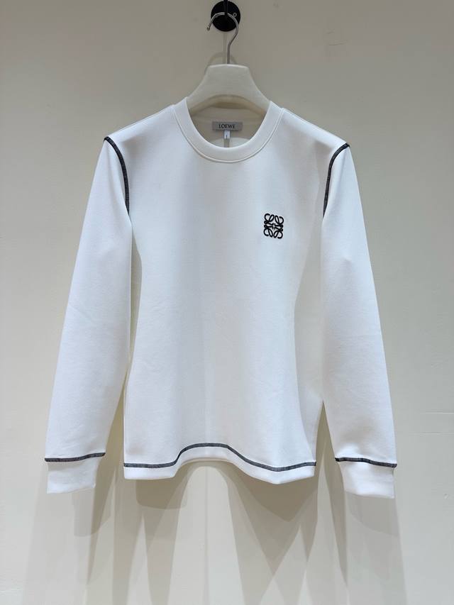 Loewe罗意威 2025秋冬专柜新款时尚休闲打底衫长袖T恤，精选进口高密度双面拉架棉面料，精致原版Logo打造，舒适性与透气性兼优，柔软抗皱弹性和垂性极佳，无