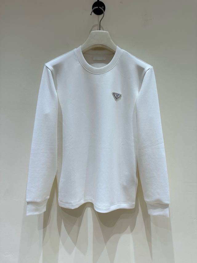prad普拉达 2025秋冬专柜新款时尚休闲打底衫长袖T恤，精选进口高密度双面拉架棉面料，精致原版Logo打造，舒适性与透气性兼优，柔软抗皱弹性和垂性极佳，无论