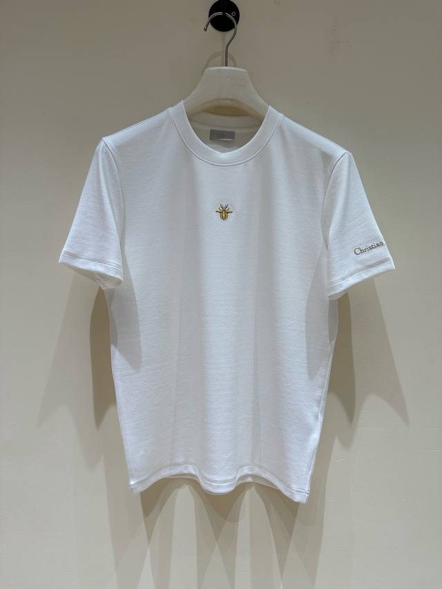 Dior迪家 2025秋冬圆领短袖T恤打底衫！元素性的Logo徽章凸显休闲时尚魅力,依然独领时尚风骚.内搭好伴侣 客供高支弹力针织100%液氨空气层面料,平整匀