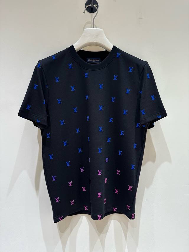 Lv驴家 2025秋冬圆领短袖T恤打底衫！元素性的Logo徽章凸显休闲时尚魅力,依然独领时尚风骚.内搭好伴侣 客供高支弹力针织100%液氨空气层面料,平整匀称的