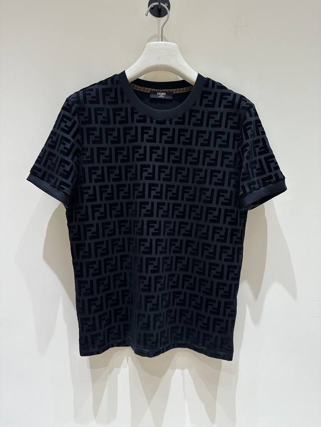 新品 T9- Fd秋冬圆领短袖打底衫，顶级贸易公司货，纯正血统品质，25年秋冬新品！ 造型设计画风完美沿袭了F家的精髓，胸前饰有当季全新品牌Logo图案，采用超