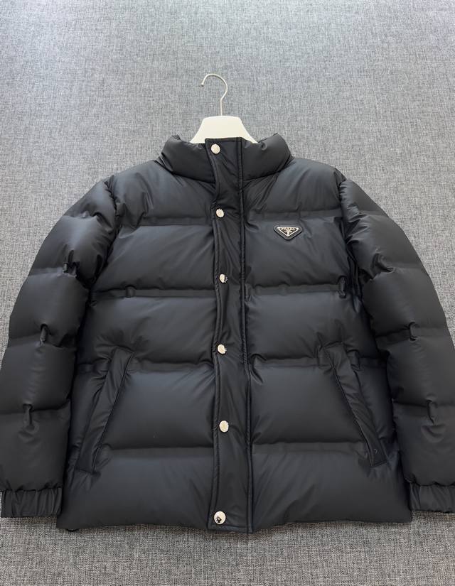prad普拉达 羽绒上新 黑科技压胶羽绒外套 压胶高版本 冬装新品，高端定制！轻熟商务最爱系列，极简主义风格羽90鹅绒羽绒服 面料舒适有型！上身超级有型的帅气，