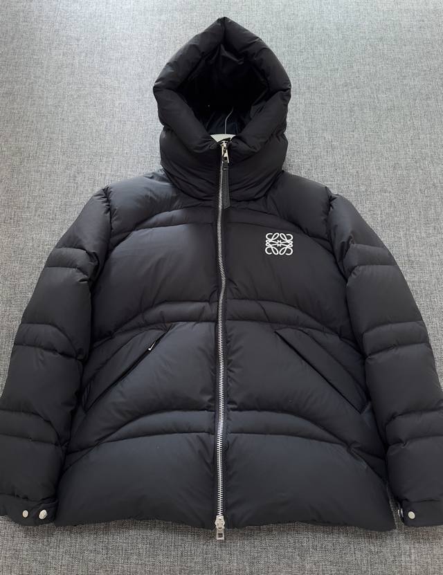 Loewe罗意威 特级羽绒黑色连帽刺绣Logo微标羽绒服外套.贸易订单出品.填充超级饱满的爆款单品.出厂标配西装收纳袋. 看腻了常规羽绒服品牌.想小众不烂大街的