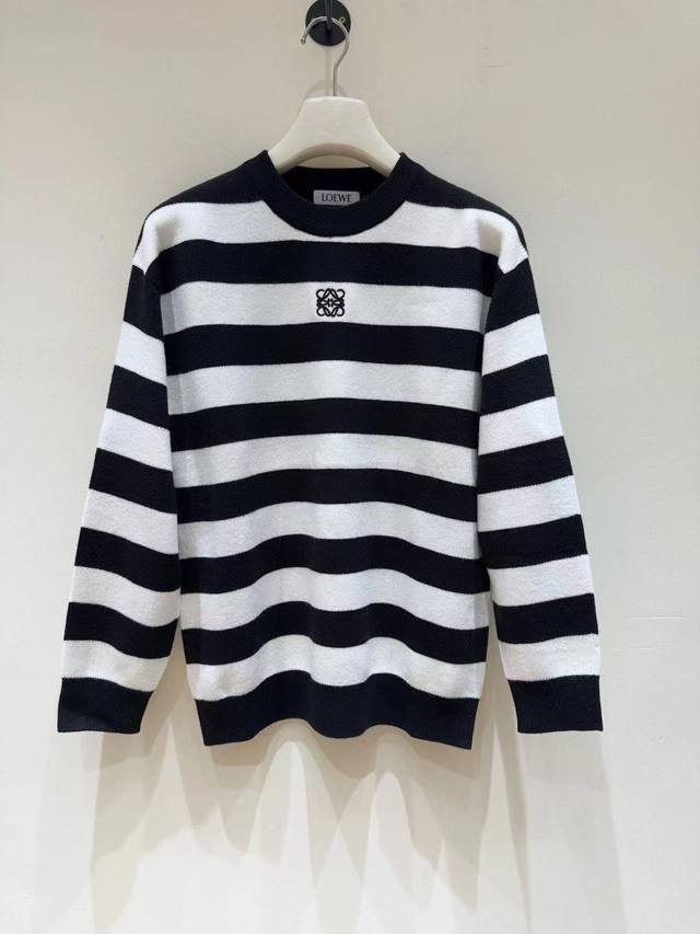 Loewe罗意威 高端推荐 2025秋冬最新系列针织羊毛衫毛衣系列 专柜1:1顶级复刻，全品相！加厚款，潮人必备单品！懂货的老铁赶紧下手，面料：100%羊毛 尺