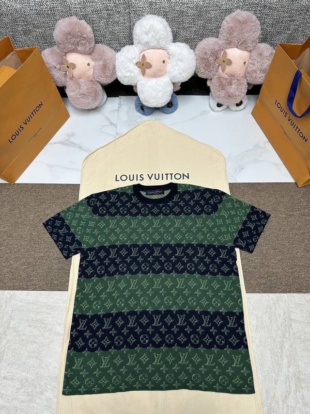 路易 25新款Monogram 短袖圆领衫本款短袖圆领衫以全幅 Monogram Heritage 图案回溯棒球主题，可为日常造型注入学院气息。撞色横向条纹融入