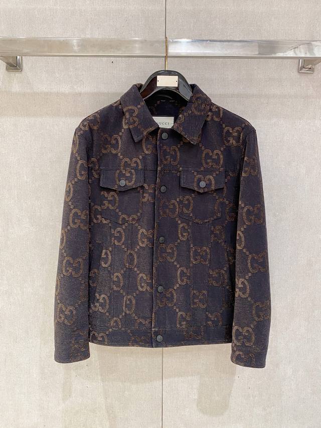 古驰Gucci 2025秋冬新款薄棉夹克外套，原单狠货 意大利进口面料时尚牛仔夹克外套。欧洲专柜同步，上身更随意大方，专柜原版五金奢华高档定制配饰新作！提花工艺