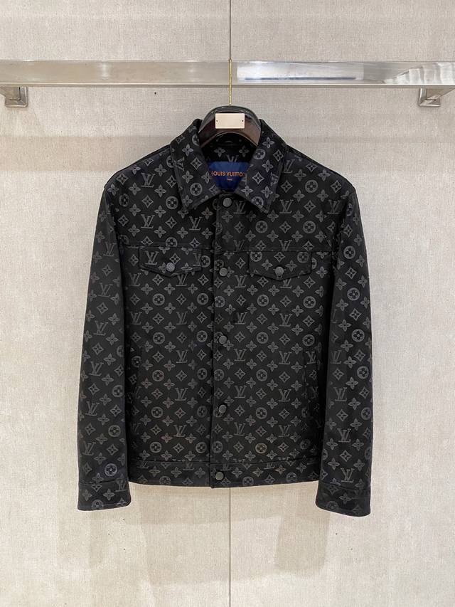 路易威登Lv 2025秋冬新款薄棉麂皮夹克外套，原单狠货 意大利进口麂皮面料时尚牛仔款夹克外套。欧洲专柜同步，上身更随意大方，专柜原版五金奢华高档定制配饰新作！