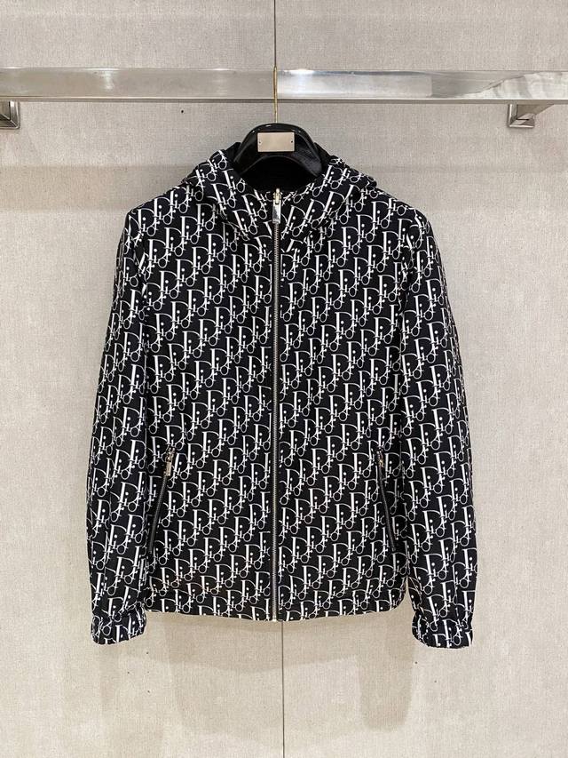 迪奥 2025秋冬新款薄棉夹克双面穿外套，原单狠货 意大利进口面料时尚夹克外套。欧洲专柜同步，上身更随意大方，专柜原版五金奢华高档定制配饰新作！提花工艺，奢华品