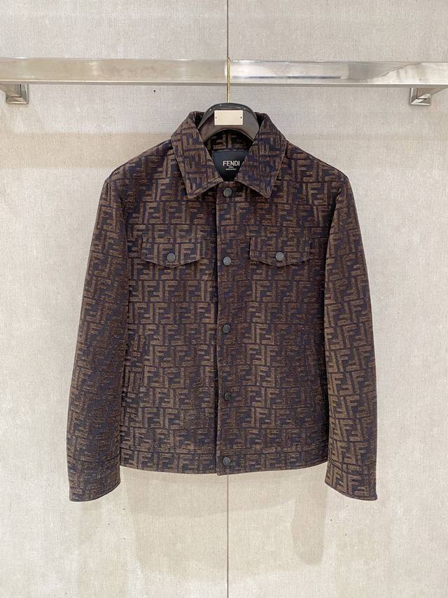 芬迪Dendi 2025秋冬新款薄棉夹克外套，原单狠货 意大利进口面料时尚牛仔款夹克外套。欧洲专柜同步，上身更随意大方，专柜原版五金奢华高档定制配饰新作！提花工