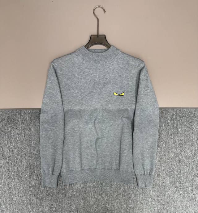 Fendi芬迪25新款中高领毛衣，胸前Logo设计！贸易公司渠道稀出，同步官网发售！辅料全部原版定制出货，秋冬系列经典设计！此款毛衣甄选客供进口针织羊毛材质！柔