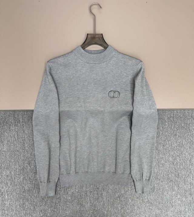 Dior迪奥25新款中高领毛衣，胸前Logo设计！贸易公司渠道稀出，同步官网发售！辅料全部原版定制出货，秋冬系列经典设计！此款毛衣甄选客供进口针织羊毛材质！柔软