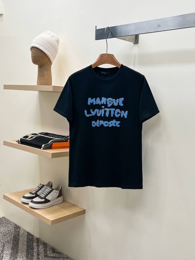 2026Ss新品驴牌Lv男士新款圆领短袖，香港洋行渠道货，重磅高端臻品，高奢品鉴白金级单品，26年官柜新品，欧洲区域限量售卖款！视觉相当雅致时髦，辨识度颇为鲜明