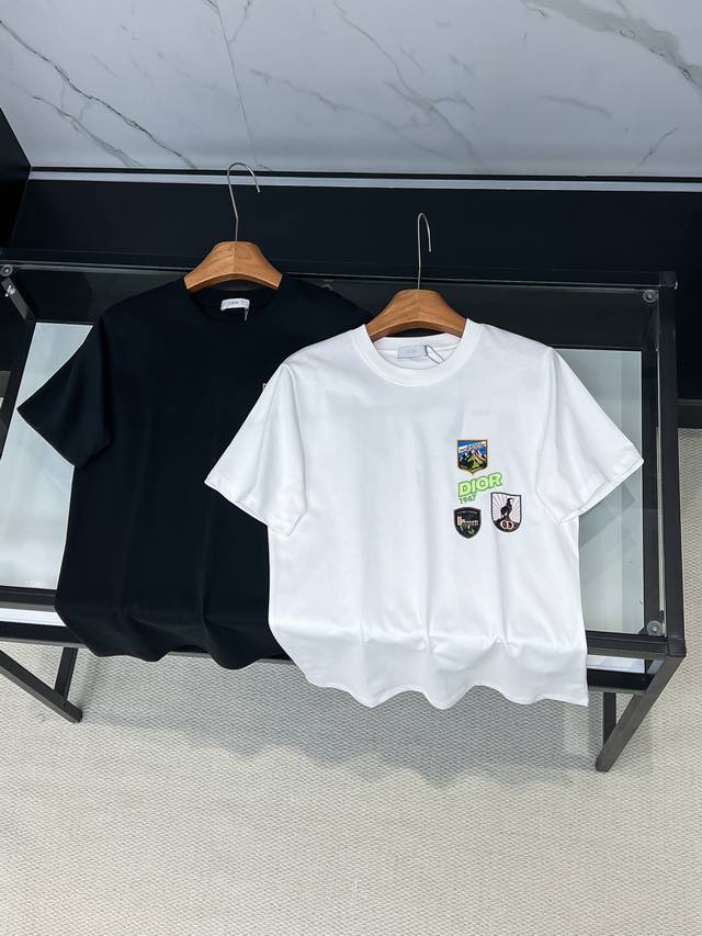 2026Ss 新品Di 双层工艺印花刺绣 迸发街头风格与奢华时尚的创意火花。 圆领印花刺绣标识棉质短袖T恤 元素性的Logo徽章凸显运动时尚魅力,依然独领时尚风