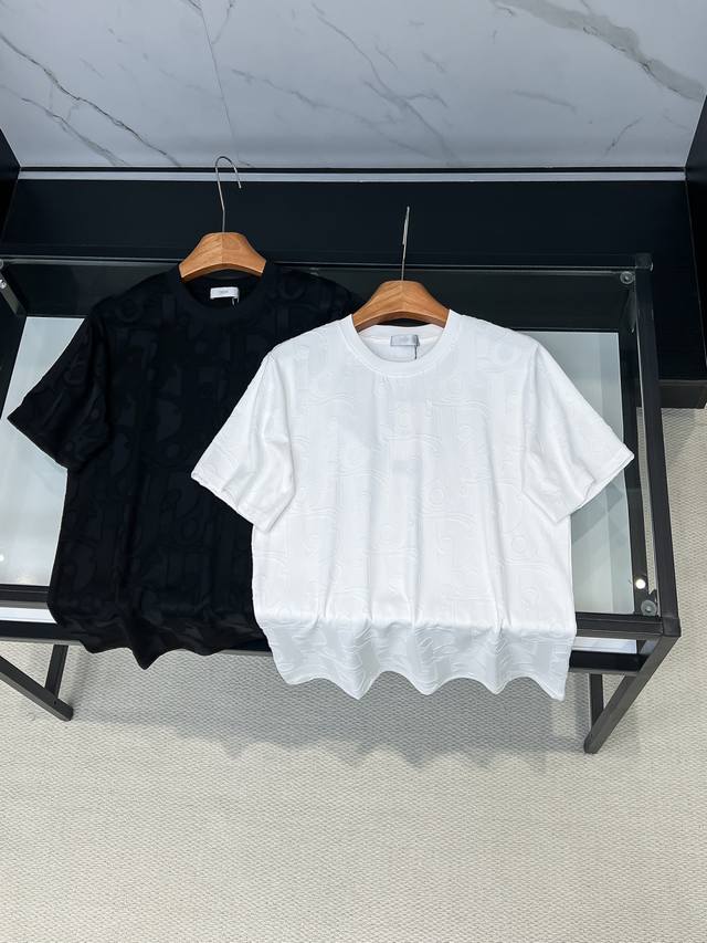 Dio 26Ss新品 官网永远不败 经典款 永久精品 专柜永恒联名款 Cd字母全身暗纹提Logo 重工艺 男女同款 短袖T恤，定制面料 原版开发 这款来自二零二
