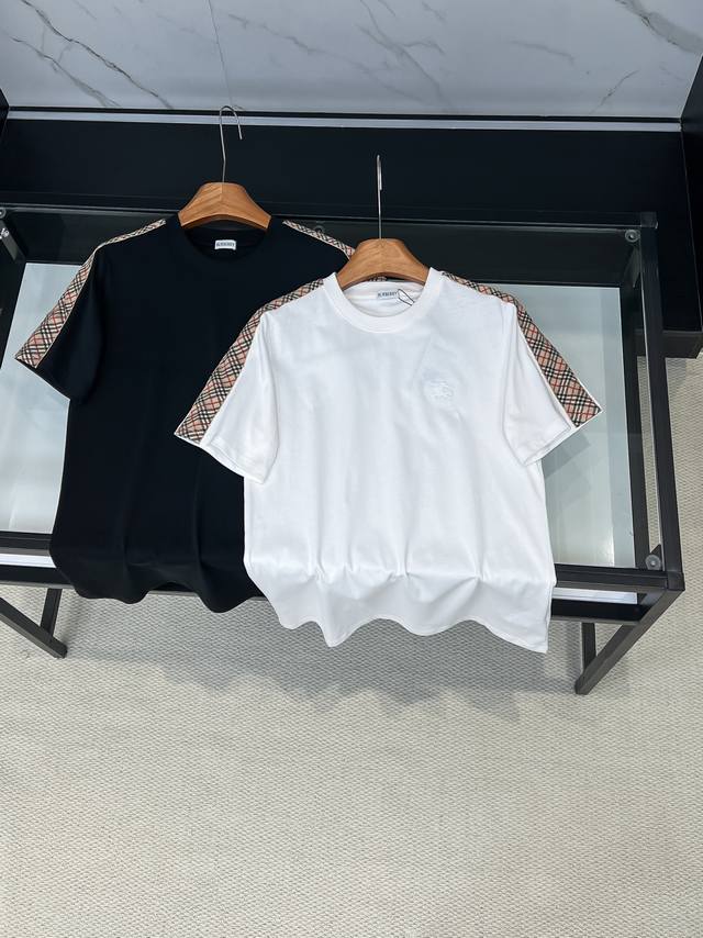 Bu 2026 Ss新品.时尚休闲圆领短袖.专柜同步有售，进口面料，工艺极度复杂，视觉相当雅致时髦，高贵而优雅，从主体面料到细节工艺，彰显时装的匠心所在。推荐，