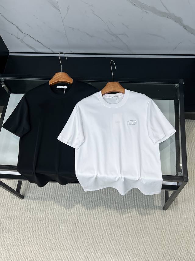 2026Ss新品 Cd字母经典小刺绣 Logo标识精致升级，灵感源自八十年代复古 原版面料 官方同款 短袖T恤 定制面料 手感非常舒服 春夏最新砖柜同步 时尚又