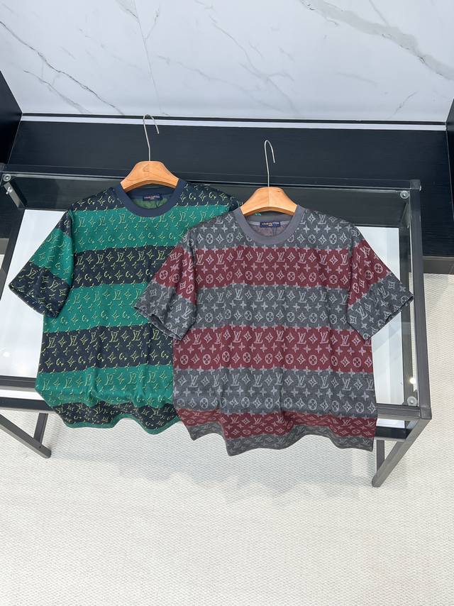 高版本 L家26Ss新品 春夏新款 提花针织短袖 轻奢主义 男女日常通勤穿搭必备单品 正确版本 欢迎对比 详细特征 高粘棉材质毛织， 高支棉加入，干爽避免闷热