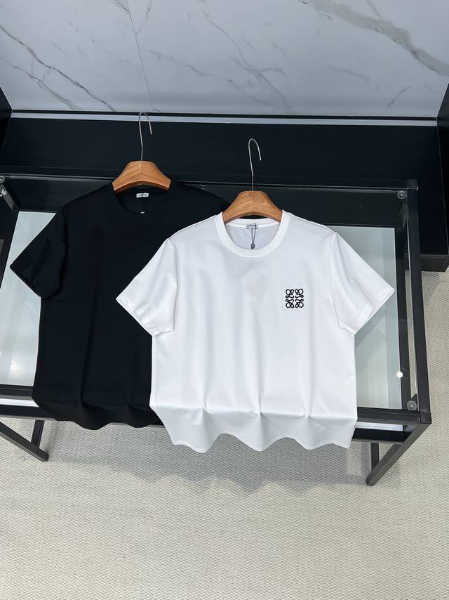 2026Ss新品 Loew春夏正面饰有撞色品牌经典元素 Logo花字立体刺绣 短袖T恤，长青款式、经典极简风格设计衣橱里不可或少的单品， 定制丝光珠地面料。含桑
