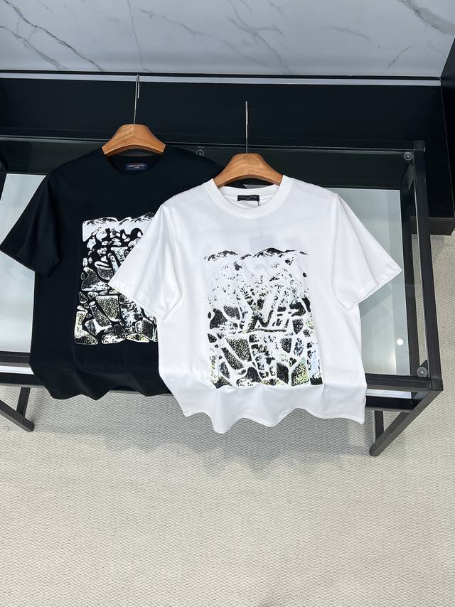 高版本注意细节 背后有龟背 Louis Vu滑雪系列短袖T恤 Lv2026滑雪系列T恤，定制面料，穿着舒适透气。正面发泡印花融合雪山，森林和抽象裂纹，隐含Lv标