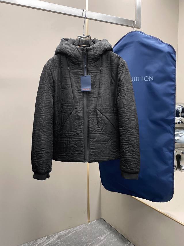 全网独家货源，年度最帅最重工 驴牌秋冬新款，全幅 Vuitton 标识羽绒十棉外套 专柜售 说明 本款拒水羽绒夹克以鲜明线条勾勒全幅 Vuitton 标识刺绣，