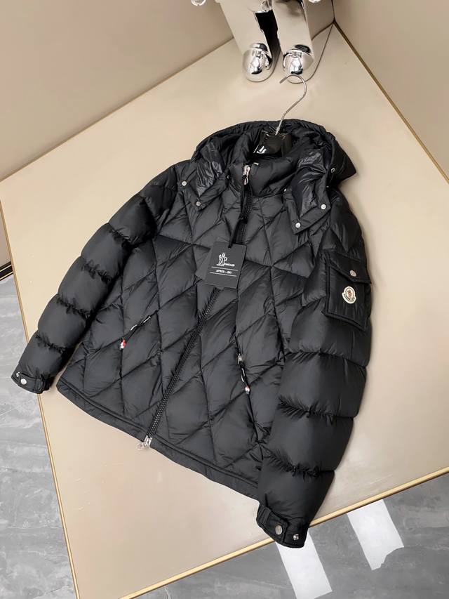 细节特写: 设计上通体菱形格图案装饰，采用绗缝工艺进行勾勒，整体简约时髦又不失高级感，搭配隐藏式抽绳拉链双插口袋，着身立体感十足！袖臂口袋上标志性毛毡徽章点缀，