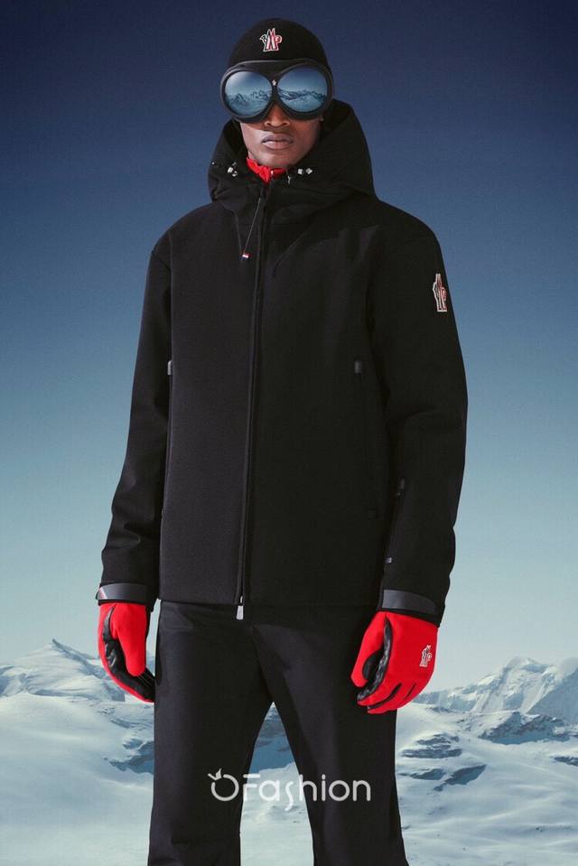 Moncler 蒙口秋冬男装praz抽绳风帽短款羽绒夹克praz抽绳风帽短款羽绒夹克是Moncler 蒙口秋冬男装系列中的一款，以黑色为主色调，兼具时尚与实用性