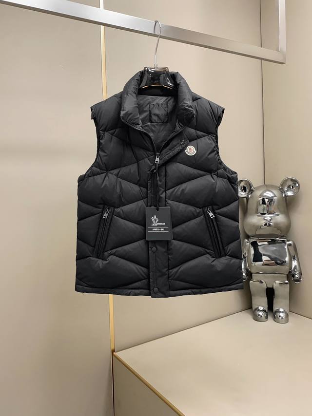 秋冬Mon*Ler 立领棱格羽绒背心马甲 经典常规款的羽绒马甲背心再次打开无敌前卫造型的篇章. 造型自带优雅高贵.面料采用进口顶级超细纤维聚酯尼龙面料,柔软度细