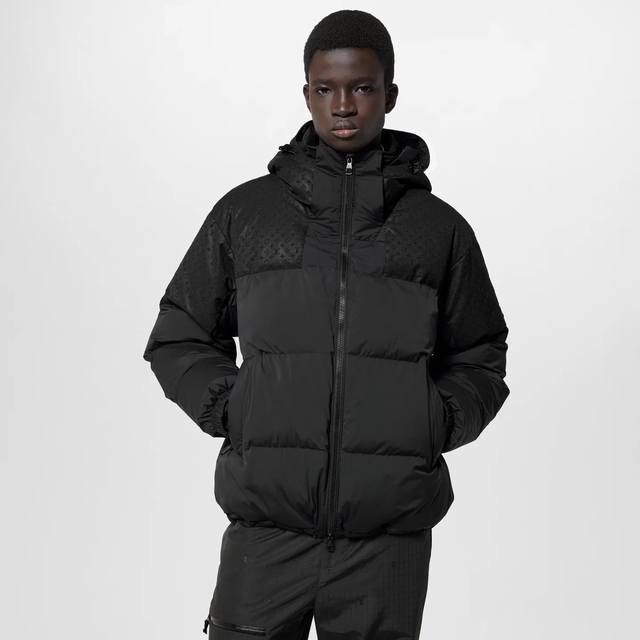 LV25Fw秋冬新款暗纹老花拼接拉链羽绒夹克，男女同款袖臂橡胶铭牌可拆卸连帽立领羽绒服外套！ 贸易公司渠道稀出，同步官网发售！V家全新羽绒夹克是今年冬季的热门时