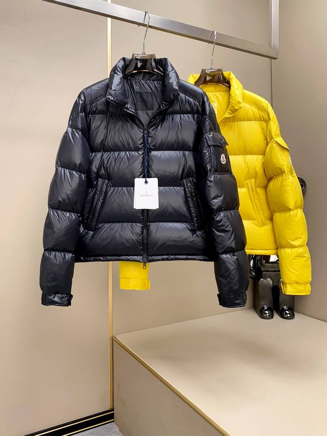 Mon25Ss新品Levitha男士短款羽绒夹克外套。其设计理念和工艺细节彰显了高端户外服饰的精髓。 外套采用了独特的Super Laqué面料，这是一种具备高