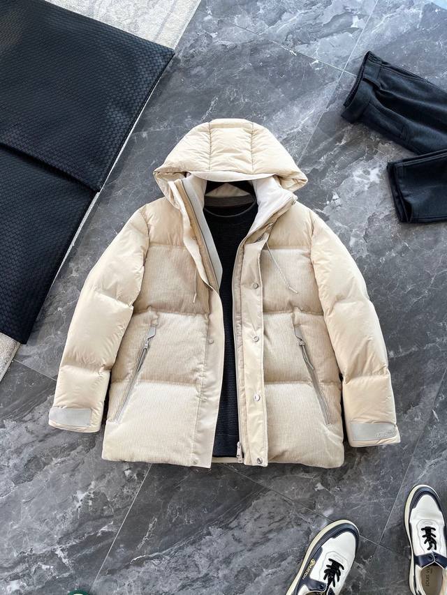 Ez25Fw秋冬新款灯芯绒拼接压胶羽绒夹克，男士时尚拼皮拉链口袋抽绳式连帽立领羽绒服外套！贸易公司渠道稀出，同步官网发售！Z家新款羽绒服不仅在设计上独具匠心，而