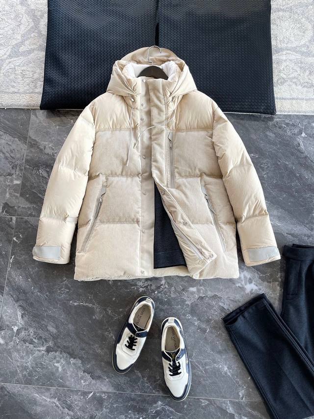 Ez25Fw秋冬新款灯芯绒拼接压胶羽绒夹克，男士时尚拼皮拉链口袋抽绳式连帽立领羽绒服外套！贸易公司渠道稀出，同步官网发售！Z家新款羽绒服不仅在设计上独具匠心，而