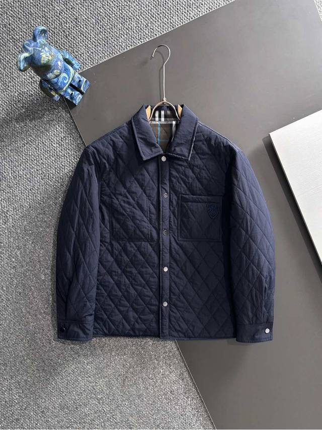 25秋冬新款~Bbr双面穿绗缝棉服外套 这款双面穿绗缝外套：一衣两穿的英伦奢暖哲学！ 一面是纯色尼龙设计，简约大气的绗缝菱形格，低调中透着精致；另一面则是标志性