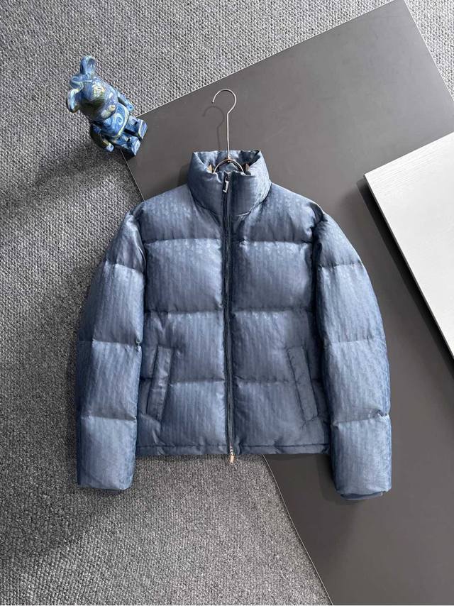 高版本 里布有Logo 配专属防尘袋 25年这款夹克突显 Dior 经典的 Oblique 印花。采用黑色科技提花面料精心制作，背面饰以 Dior 橡胶补丁，搭